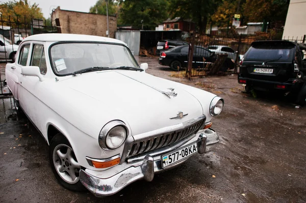 Tarnopol, ukraine - 09. Oktober 2016: klassisches retro car white ga — Stockfoto