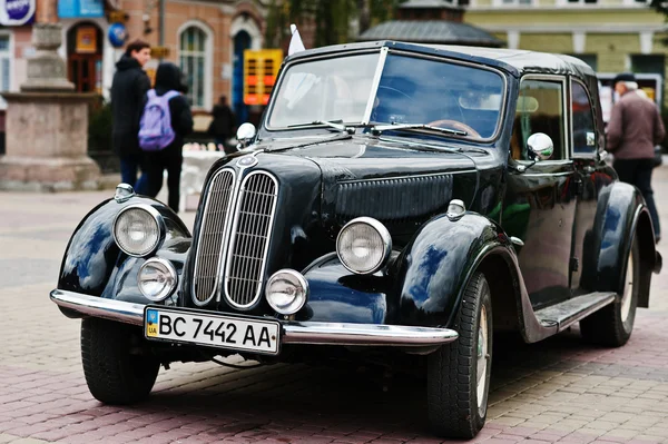 Tarnopol, Ουκρανία - 09 Οκτωβρίου 2016: Παλιό κλασικό ρετρό αυτοκίνητο Bmw — Φωτογραφία Αρχείου