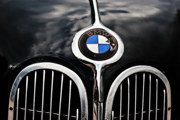 Tarnopol, Ucrânia - 09 de outubro de 2016: Logo BMW em re clássico velho — Fotografia de Stock