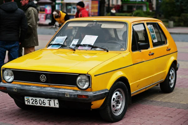 Tarnopol, Ucrania - 09 de octubre de 2016: Classic coche retro amarillo V — Foto de Stock