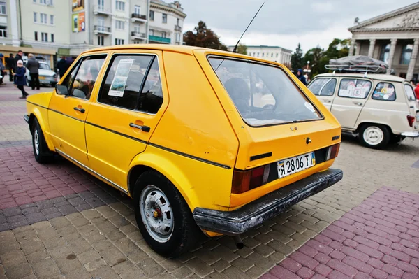 Tarnopol, Ukraine - Octobre 09, 2016 : Classic voiture rétro jaune V — Photo