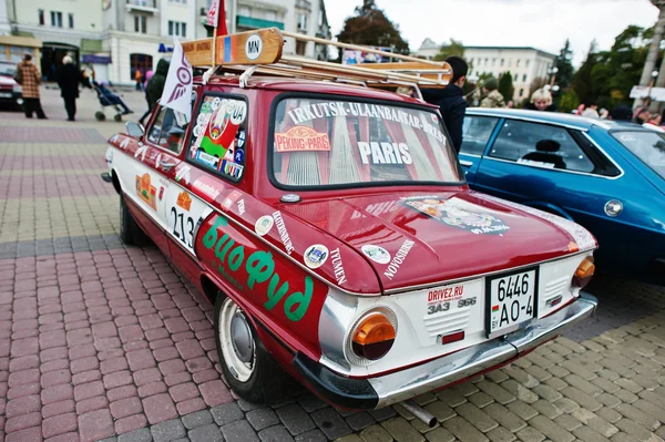 Tarnopol, Ucrânia - 09 de outubro de 2016: Carro retro clássico ZAZ Zapo — Fotografia de Stock