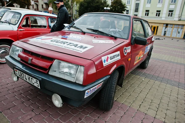 Tarnopol, ukraine - 09. Oktober 2016: red vaz 2108 — Stockfoto