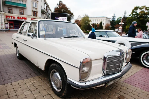 Tarnopol, Ucrânia - 09 de outubro de 2016: Carro retro clássico Mercedes — Fotografia de Stock