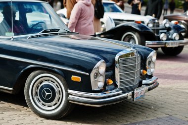Tarnopol, Ukrayna - 09 Ekim 2016: Klasik retro araba Mercedes