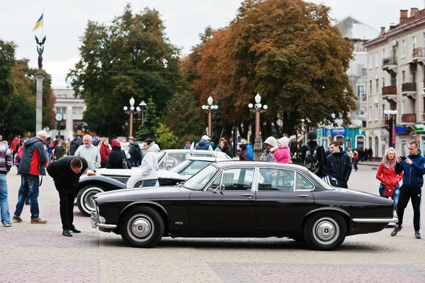 Тарнополь, Украина - 09 октября 2016 года: классический ретро-автомобиль Jaguar X — стоковое фото