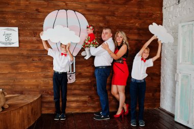 Beyaz aile vintage Stüdyo Oda arka planda ahşap poz verdi. 