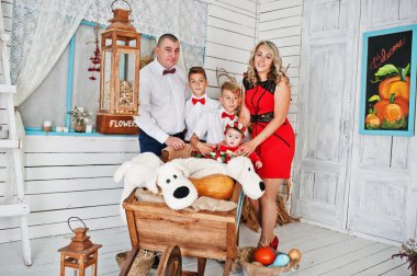 Beyaz aile içinde poz vintage Stüdyo Oda arka plan sepeti wi