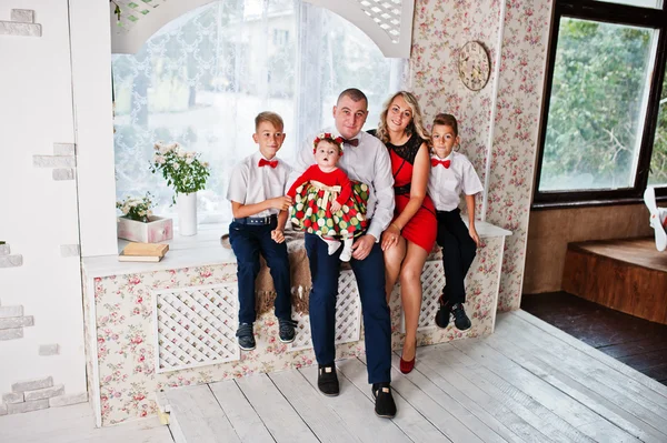 Kaukasische Familie posierte im Vintage-Studiozimmer — Stockfoto