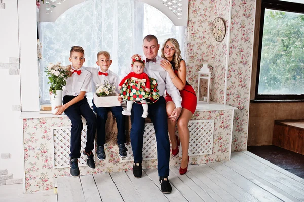 Família caucasiana posou em estúdio vintage quarto — Fotografia de Stock