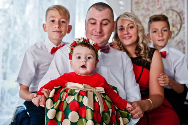 Família caucasiana posou em estúdio vintage quarto — Fotografia de Stock