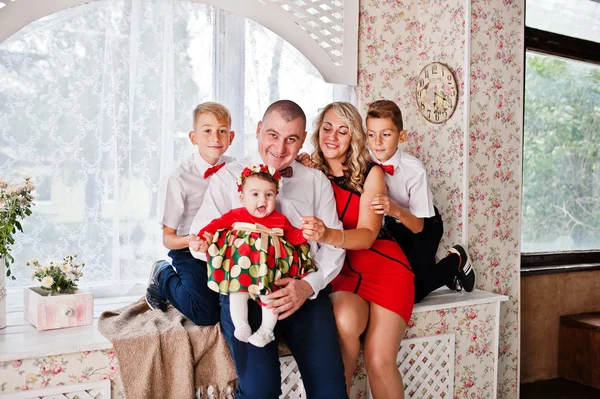 Famiglia caucasica posato in studio vintage camera — Foto Stock