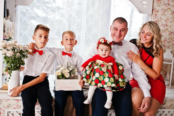 Kaukasische Familie posierte im Vintage-Studiozimmer — Stockfoto