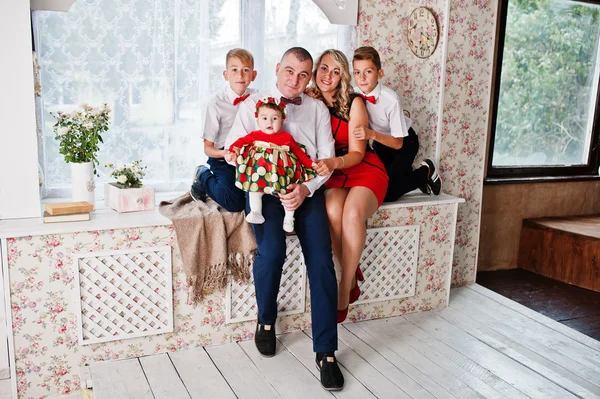 Família caucasiana posou em estúdio vintage quarto — Fotografia de Stock