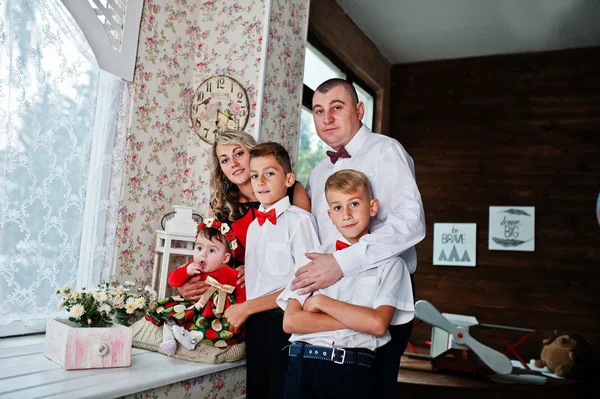 Kaukasische familie stelde in vintage studio kamer — Stockfoto