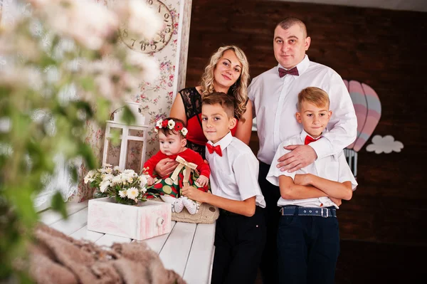 Caucásico familia posado en vintage estudio habitación — Foto de Stock