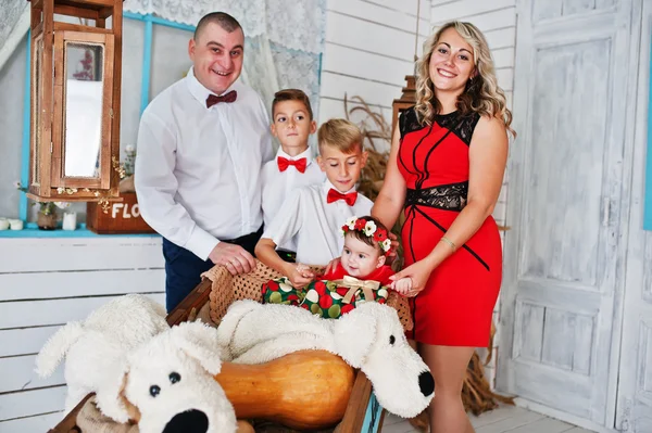 Kaukasische Familie posierte in Vintage-Studio-Zimmer Hintergrund Warenkorb wi — Stockfoto