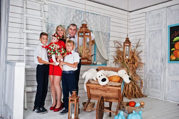 Kaukaski rodzinnym jakie w vintage studio tło pokoju koszyka wi — Zdjęcie stockowe