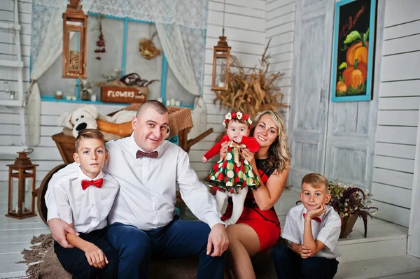 Família caucasiana posou em estúdio vintage quarto — Fotografia de Stock