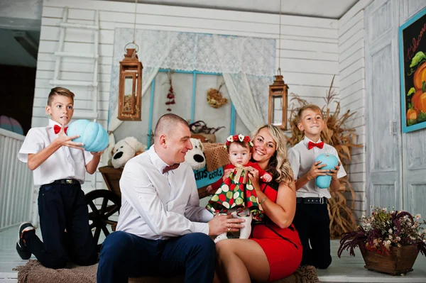 Caucásico familia posado en vintage estudio habitación — Foto de Stock