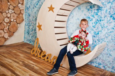 Küçük kardeşim moon dekorasyon ile oturup..... .kız kardeşim ile 