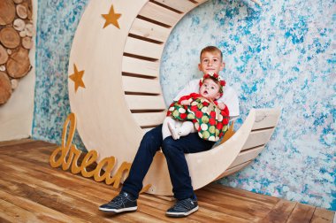 Küçük kardeşim moon dekorasyon ile oturup..... .kız kardeşim ile 