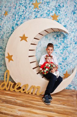 Küçük kardeşim moon dekorasyon ile oturup..... .kız kardeşim ile 