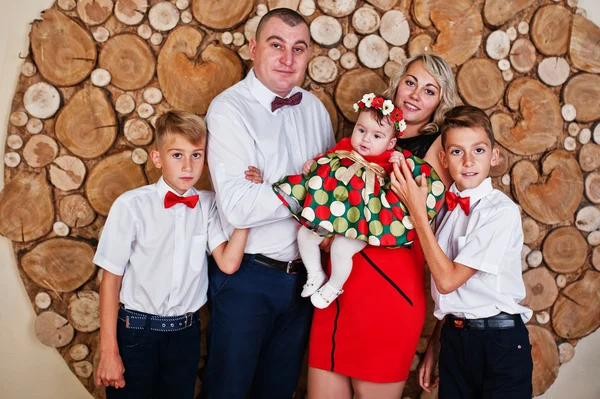 Kaukasische Familie posierte in Vintage-Studio-Zimmer Hintergrund hölzernen — Stockfoto