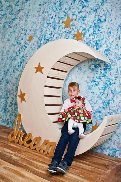 Küçük kardeşim moon dekorasyon ile oturup..... .kız kardeşim ile 