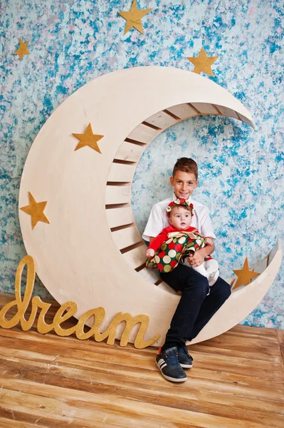 Küçük kardeşim moon dekorasyon ile oturup..... .kız kardeşim ile 