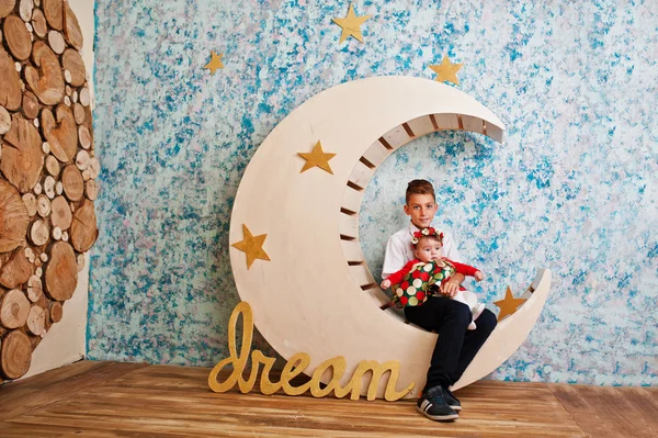 Küçük kardeşim moon dekorasyon ile oturup..... .kız kardeşim ile 