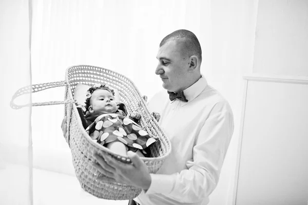 Otec drží svou holčičku na postýlku — Stock fotografie