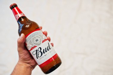 Hai, Ukrayna - 15 Ekim 2016: Bir dakika dostum yandan bira şişe