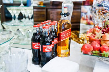 Hai, Ukrayna - 25 Ekim 2016: Coca Cola şişe kırmızı etiketli