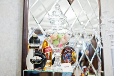 Hai, Ukrayna - 25 Ekim 2016: Sheridan'ın şişe macarons ile