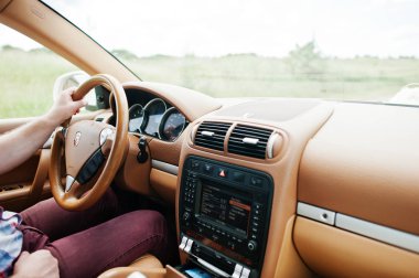 Hai, Ukrayna - 20 Ekim 2016: Adam sürüş Porsche Cayenne araba
