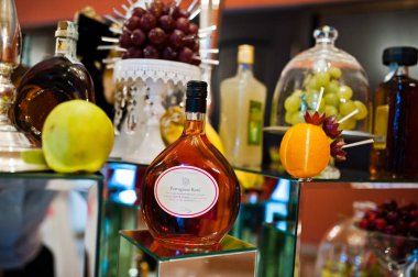 Hai, Ukrayna - 25 Ekim 2016: Şarap seçimi Portekizce gül 