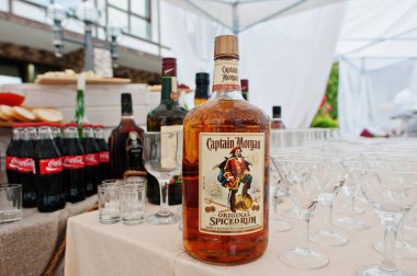 Hai, Ukrayna - 25 Ekim 2016: Captain Morgan büyük şişe 