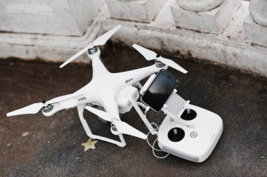 Drone quadcopter uzaktan kumanda ve gadget ile
