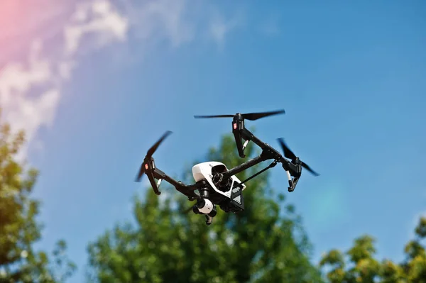 Pro drone quadcopter qui tire des vidéos 4k — Photo