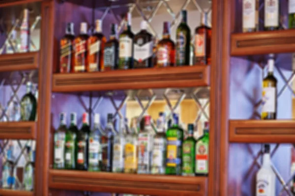 Vervagen efferct van verschillende soorten flessen alcohol worden weergegeven o — Stockfoto