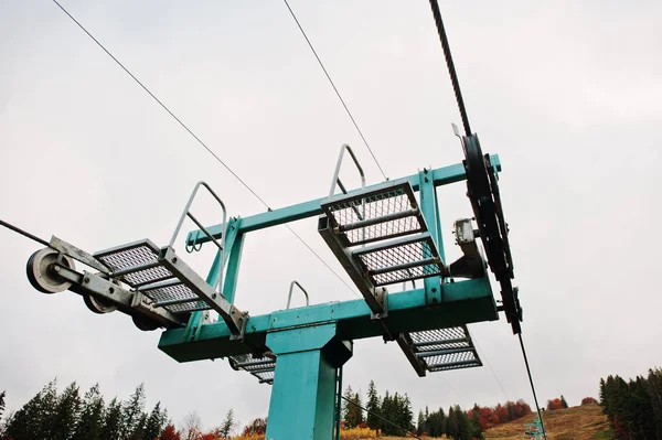 Mécanisme de téléphérique et remontées mécaniques dans les montagnes d'automne — Photo