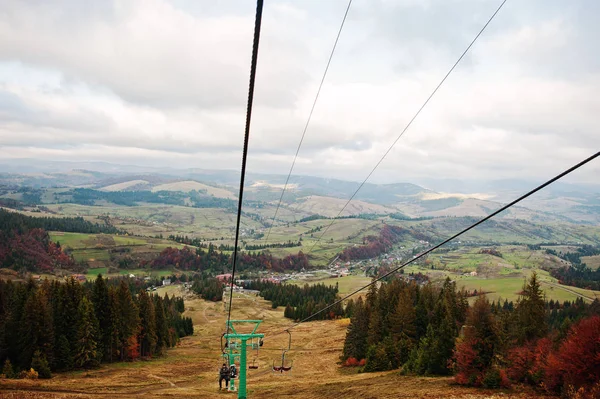 Kabelbaan en skiliften op herfst bergen — Stockfoto