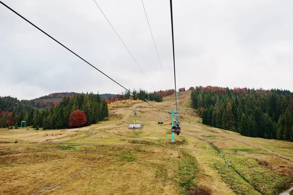 Kabelbaan en skiliften op herfst bergen — Stockfoto