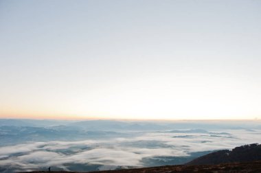Siilhouette adamın Karpatya inanılmaz güzel peyzaj