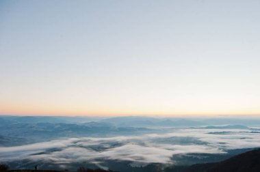 Siilhouette adamın Karpatya inanılmaz güzel peyzaj