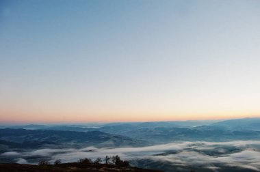 Karpat Dağları güzel manzara sis üzerinde şaşırtıcı ve