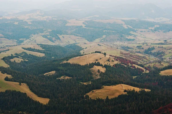 Natureza pintor de paisagem montanhas dos Cárpatos no outono sezon — Fotografia de Stock