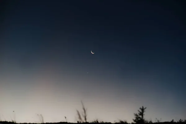 Mond mit einsamem Stern am Himmel am Berg. — Stockfoto