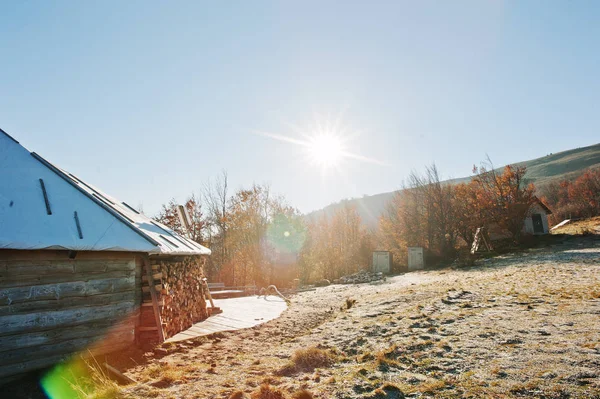 Maison de thé avec du bois récolté sur les montagnes avec sumlight au gel — Photo